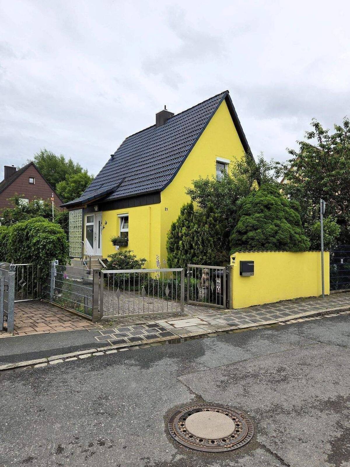 Charmantes Häuschen mit gewachsenem Wohnkomfort und grünem Garten in Nürnberg – 90475 Nürnberg – Bild 1 von 9