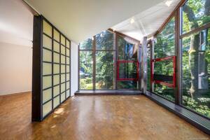 Einzigartige Maisonettewohnung in Architekten-Baudenkmal mit Tiefgarageneinzelstellplatz, zwei Terrassen & eigenem Atelier im Untergeschoss