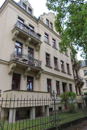 Traumhafte 4-Raum-Altbauwohnung in Dresden-Striesen – ca. 37 m² Terrasse, Balkon & Carport – 1277 Dresden – Vorschaubild 2