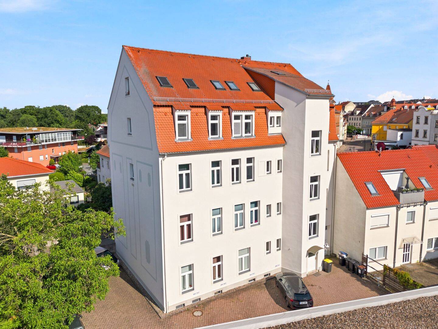 Seltene Investmentchance mit 740m²: Komplett aufgeteiltes Wohn- und Geschäftshaus aus einer Hand erwerben – Riesa – Vorschaubild 2