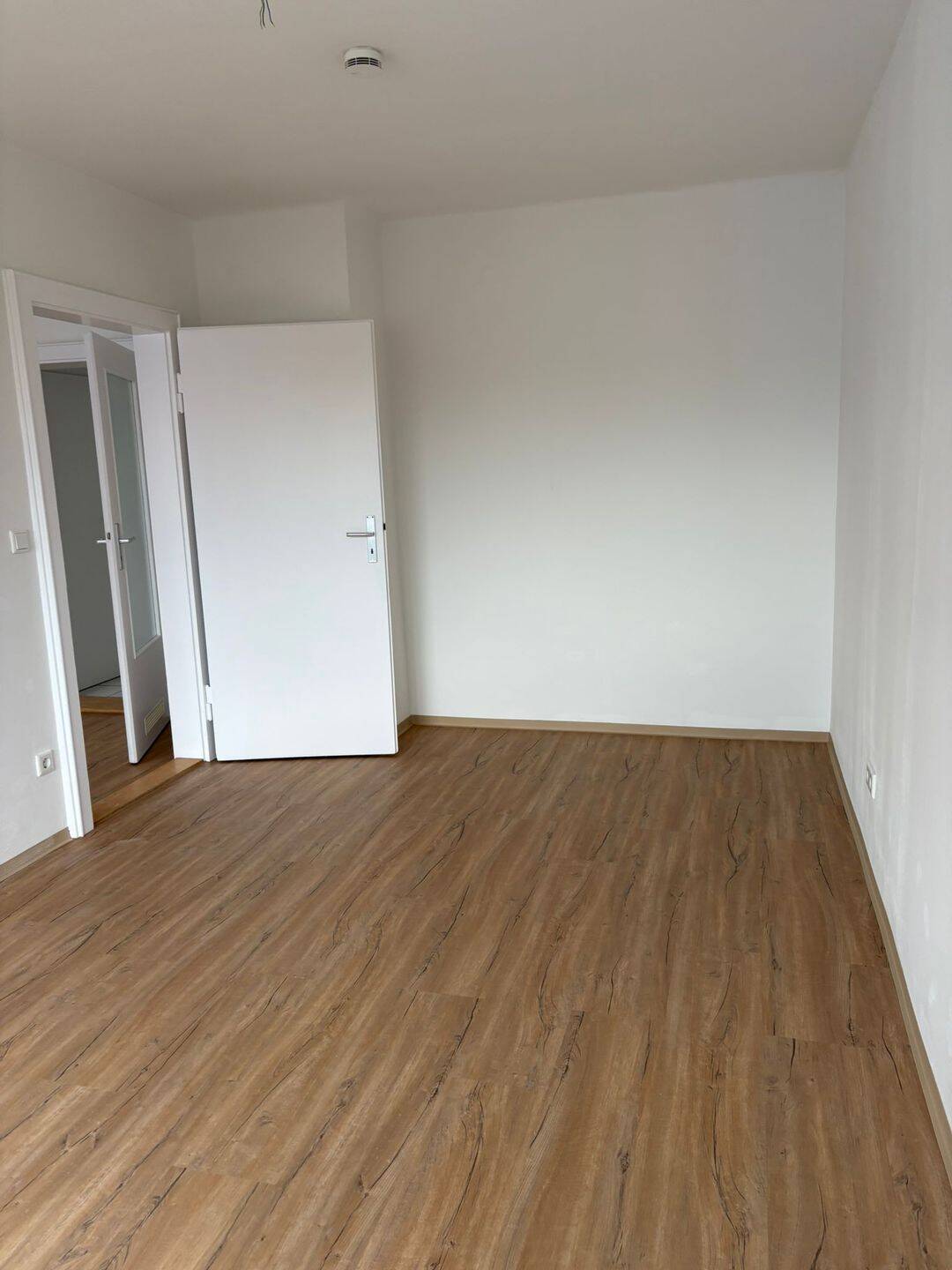 N-Glockenhof, zentrumsnah gelegene, gepflegte 2-ZW in tadellosem Renovierungszustand, mit schönem Balkon, 4.OG. ohne Aufzug!!! – Nürnberg – Vorschaubild 4