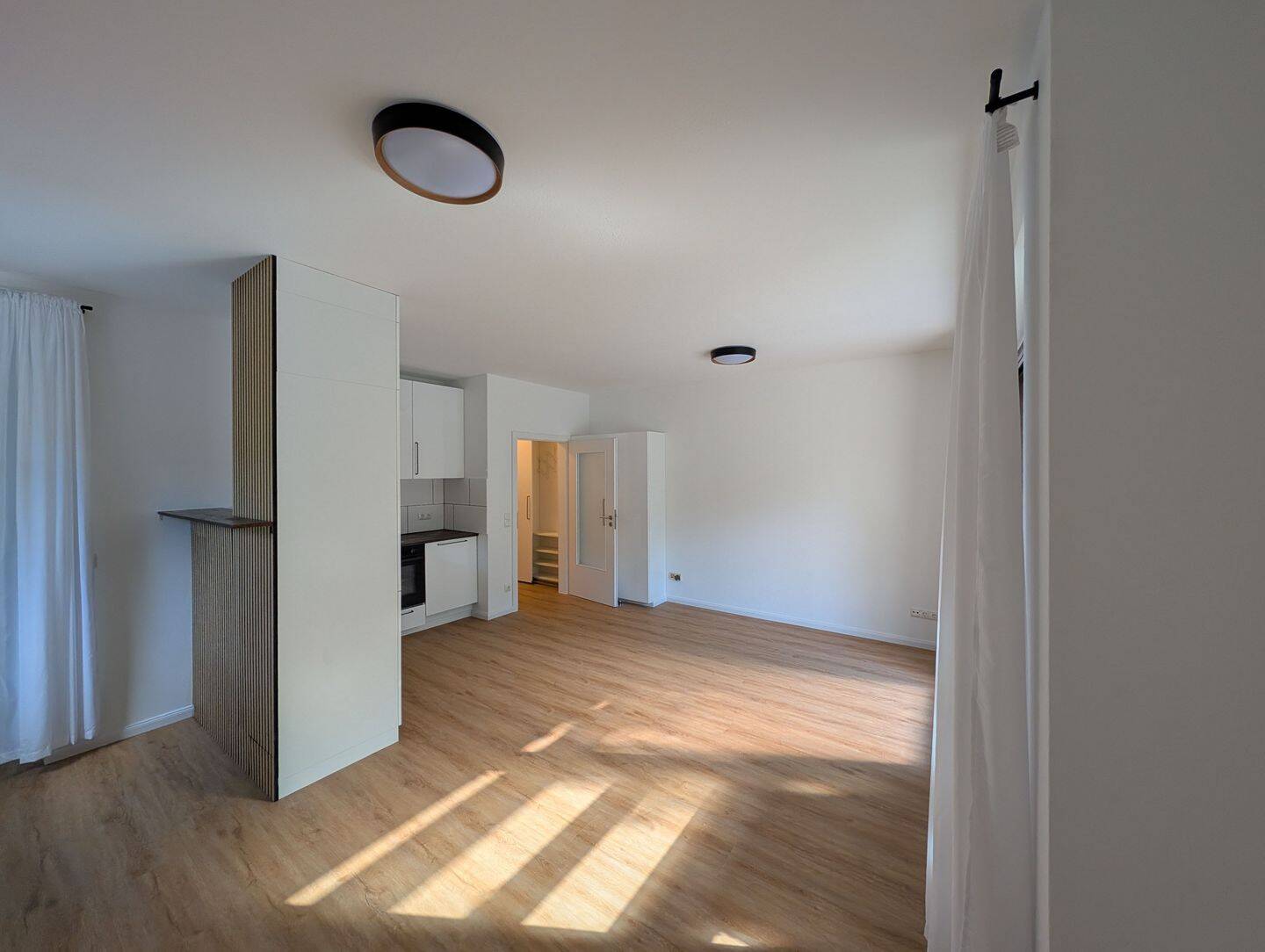 Erstbezug nach Renovierung: helle 1,5-Zimmer-Wohnung mit großer West-Dachterrasse in München-Solln – München – Vorschaubild 3