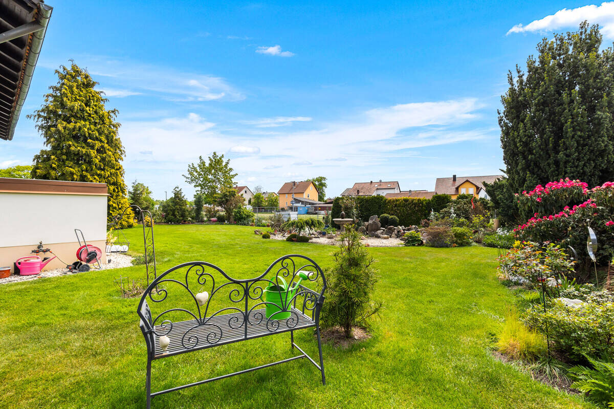 Großzügiges Einfamilienhaus mit reichlich Ausbaupotenzial & herrlichem Gartenparadies! – Schwandorf – Vorschaubild 7
