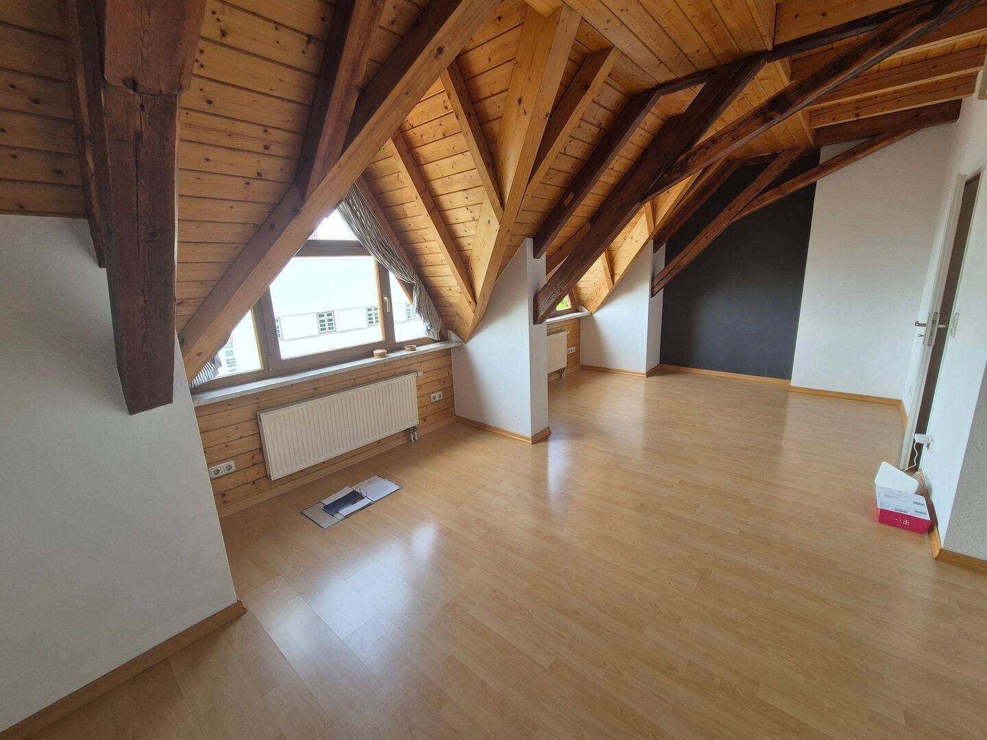 Lichtdurchflutete 3-Raum-Maisonette-Dachgeschosswohnung mit kompletter Einbauküche-Badezimmer mit Fenster und Badewanne – Erfurt – Vorschaubild 6