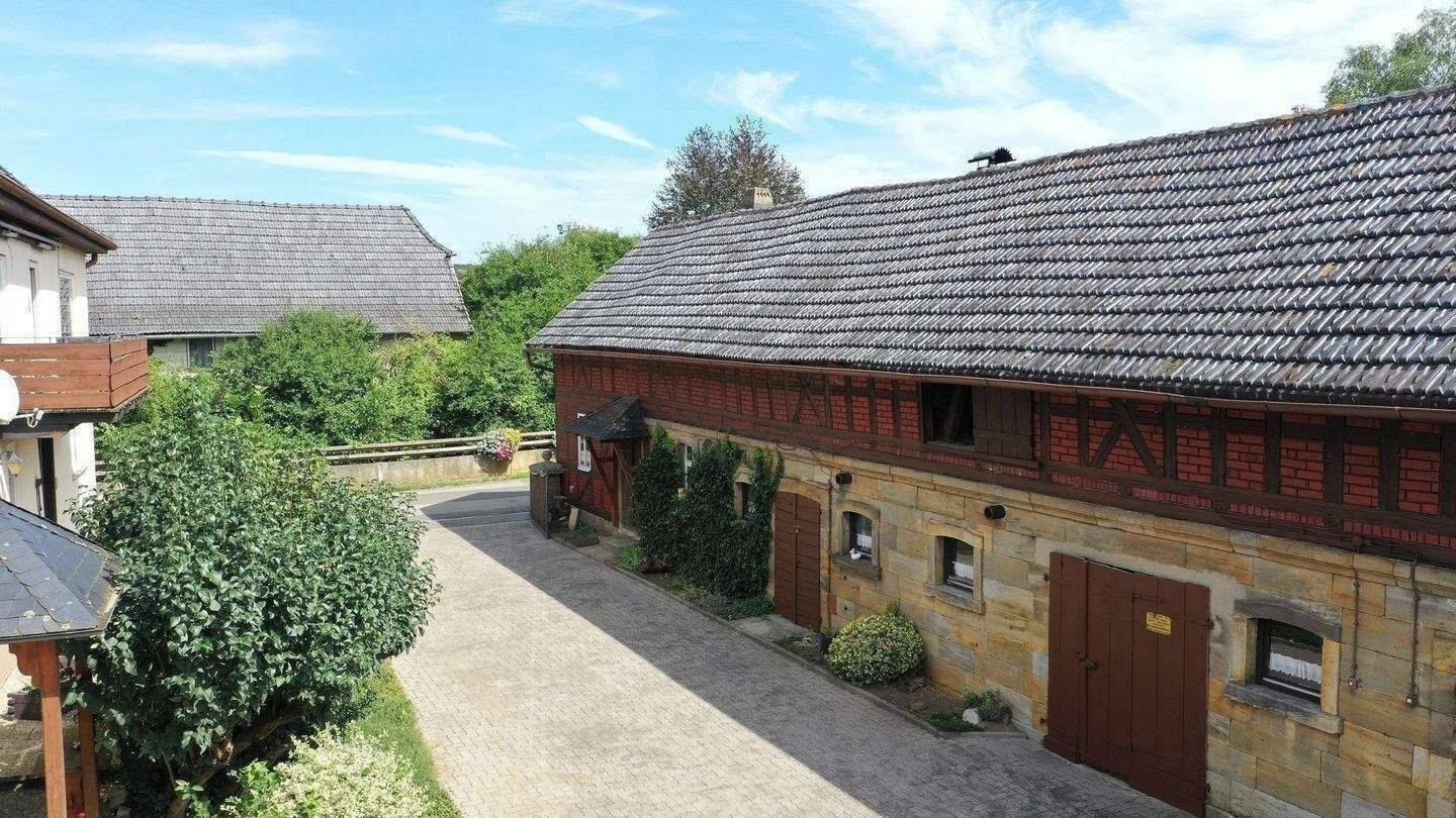 TRAUMHAFTER MÄRCHEN DREISEITENHOF + WOHNHAUS + WOHNUNG (18 PFERDEBOXEN MÖGLICH) oder BAUTRÄGEROBJEKT FÜR WOHNUNGSBAU oder GASTRO FACHWERK REITERHOF – Itzgrund – Vorschaubild 5
