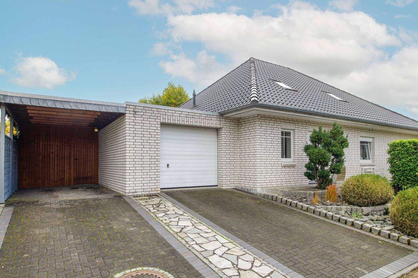 RESERVIERT ! Walmdach-Bungalow in Vollausstattung ! PV & Solar und weitere Highlights in Top-Lage – Bomlitz – Bild 1 von 9