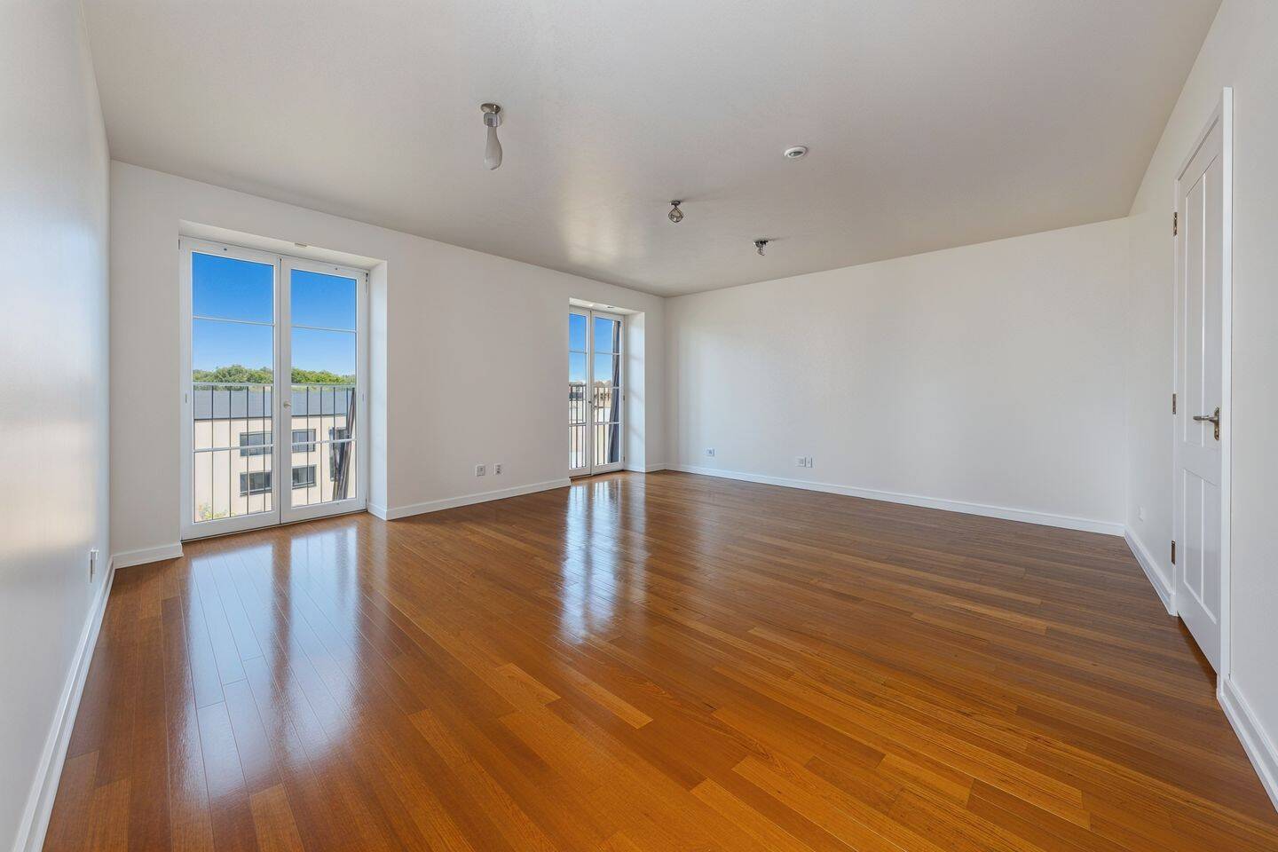 Barrierefreie 3-Zimmer-Wohnung mit 2 Bädern im sanierten Altbau am Schlosspark Charlottenburg – Berlin – Bild 1 von 9
