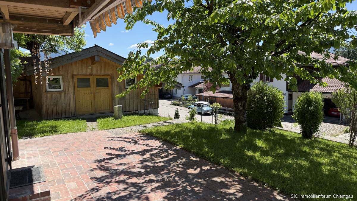 Familiengerechtes Einfamilienhaus mit Garten, Doppelgarage und Doppelcarport in sonniger Lage – Siegsdorf – Vorschaubild 4