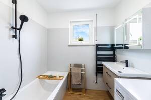 PROVISIONSFREI: Renovierte 3-Zimmer-Wohnung mit Balkon, Domblick, Aufzug und Garage – 96103 Hallstadt – Vorschaubild 3
