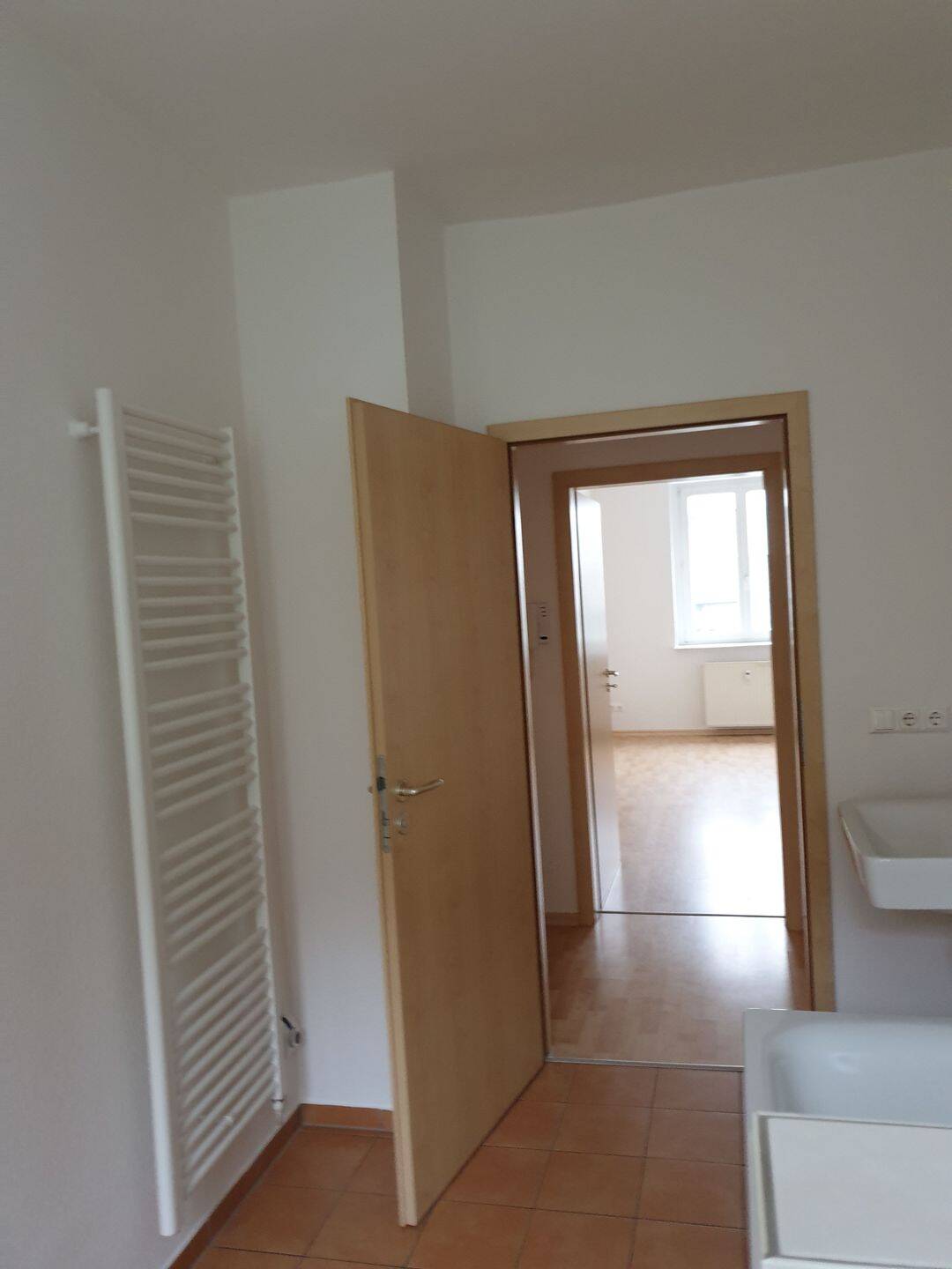 2 Raumwohnung im Erdgeschoss / Laminatböden / Tageslichtbad mit Wanne ! – Leipzig – Vorschaubild 3