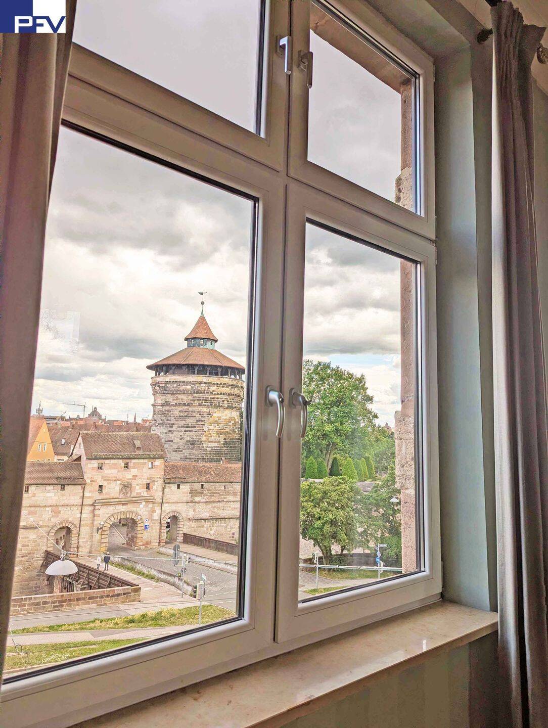 Repräsentative 6-Zimmer-Jugendstilwohnung, Altstadtblick, Lift direkt in die Wohnung u. Stellplatz – Nürnberg – Vorschaubild 4