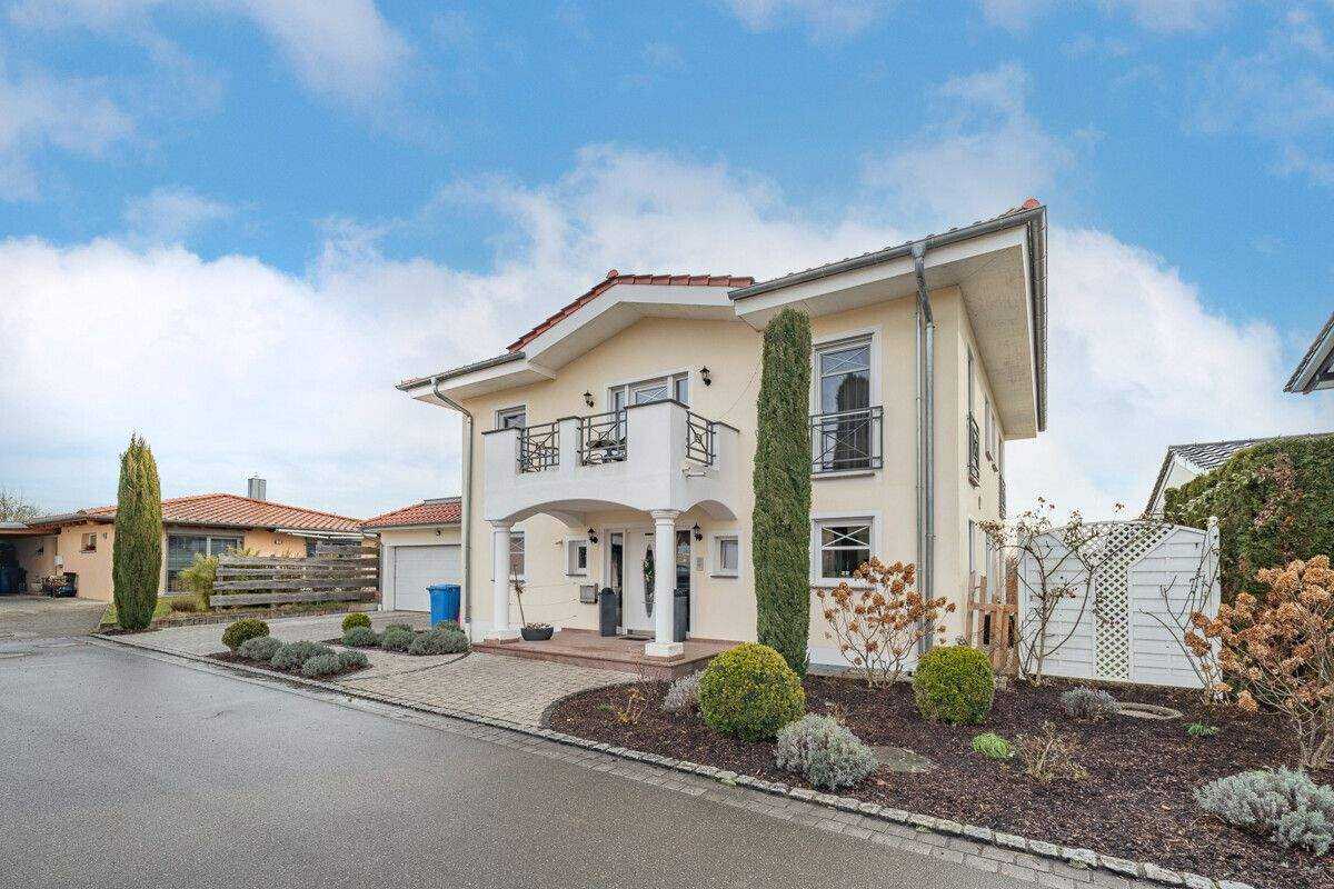 Hier ist Ihr Platz für das besondere Wohnen: mediterrane Villa auf dem Weg zum Bodensee – Volkertshausen – Bild 1 von 9