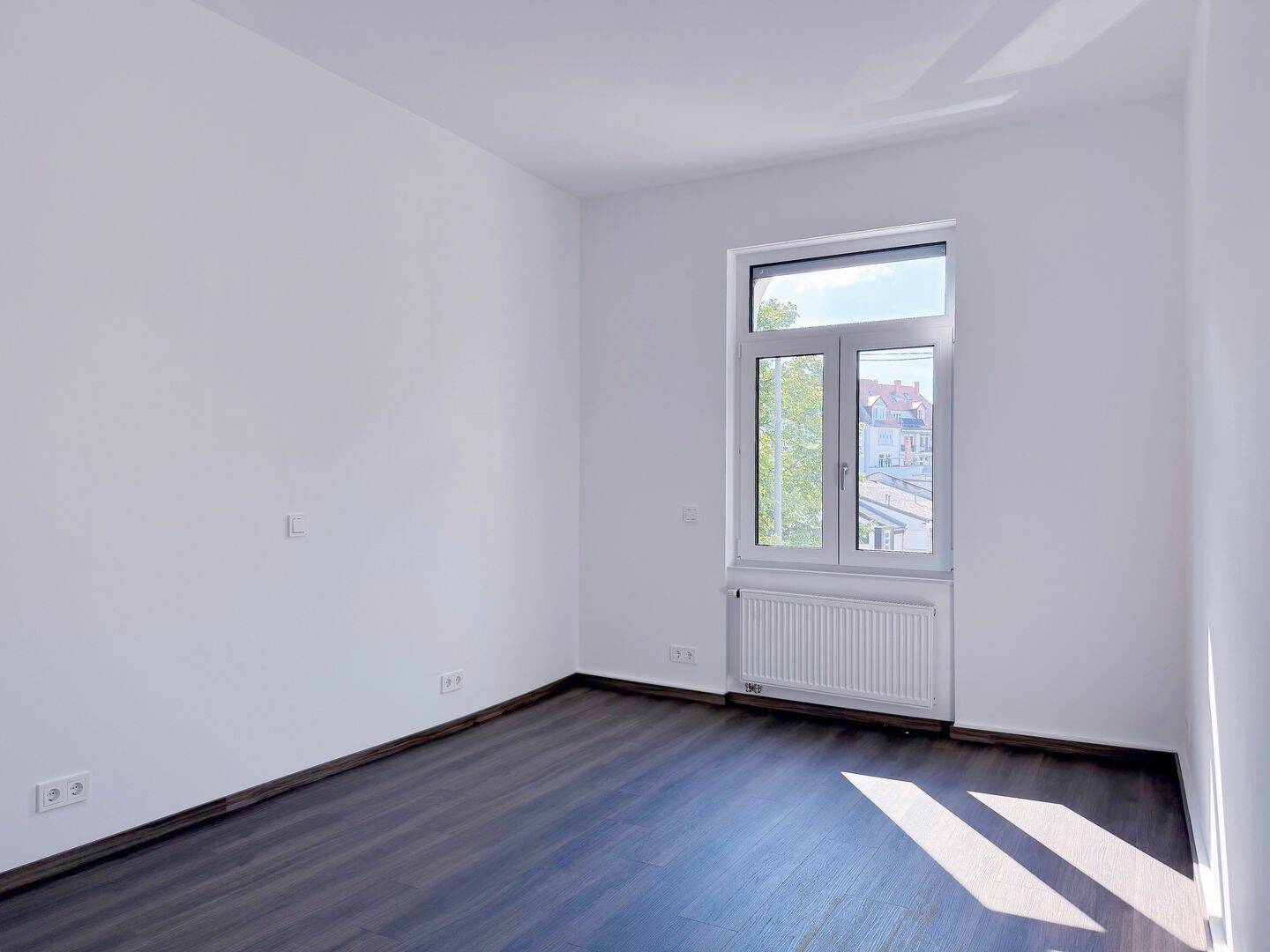 Erstbezug! Lichtdurchflutete und großzügige 2-Zimmer-Altbauwohnung mit 2 Balkonen. – Karlsruhe – Vorschaubild 9