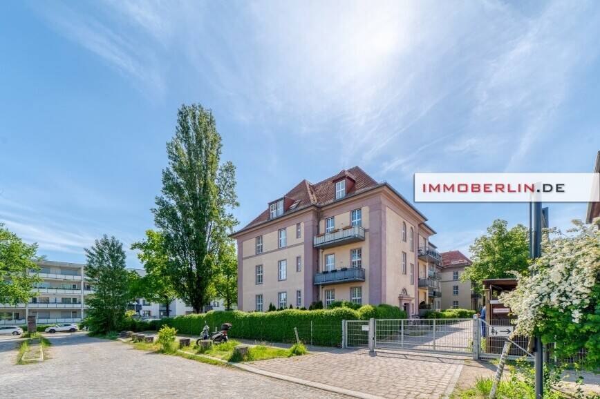 IMMOBERLIN.DE - Helle Altbauwohnung mit Balkon & Pkw-Stellplatz in harmonischer Lage – Berlin – Bild 1 von 9