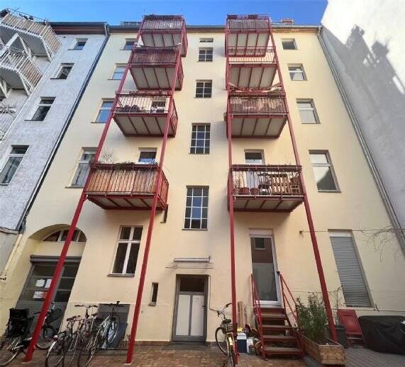 STILVOLLE 3-ZIMMER-WOHNUNG zum Modernisieren im Stuckaltbau dicht am Park – Berlin – Vorschaubild 2