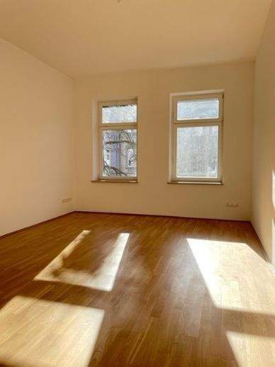 GERÄUMIGE SOWIE HOCHWERTIGE WOHNUNG MIT PARKETT, FUßBODENHEIZUNG, BALKON UND EBK – Chemnitz – Vorschaubild 4