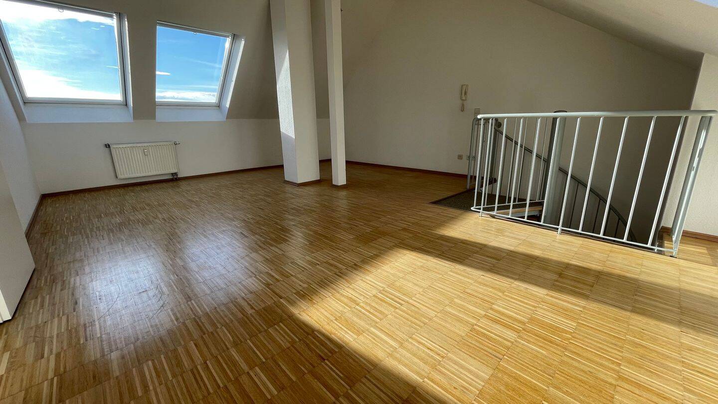 Frei ab 1.8. 26Wohnen über zwei Etagen ! Sonniger Balkon, Aufzug,