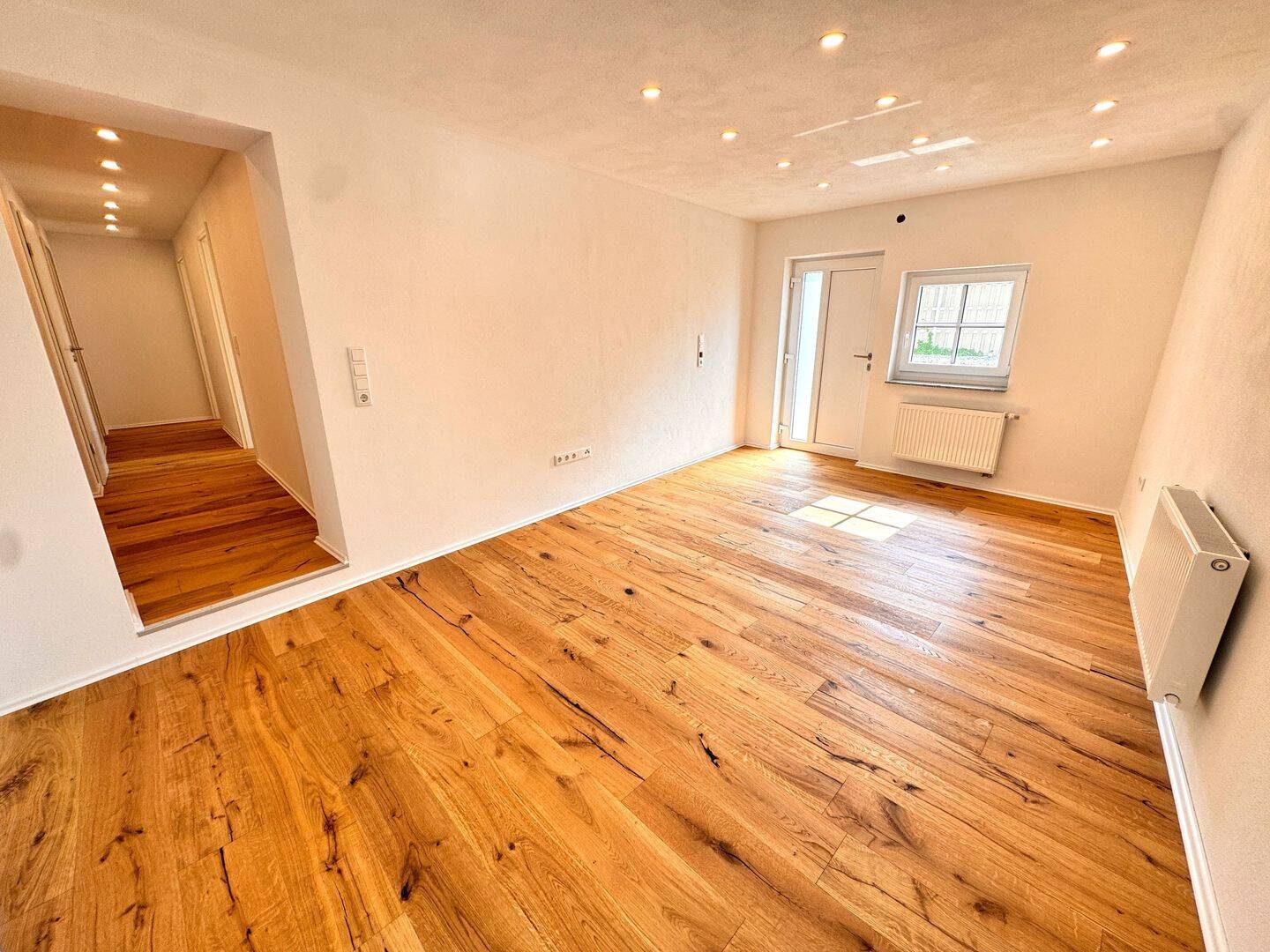 Provisionsfrei - Renovierte 3 Zimmer Wohnung mit Terrasse und Stellplatz in Heßdorf – Heßdorf – Vorschaubild 2