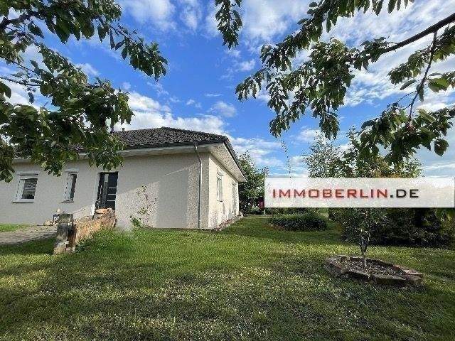 IMMOBERLIN.DE - Wunderbarer Bungalow mit großem Sonnengarten in ländlicher Wohlfühllage – Höhenland – Bild 1 von 9
