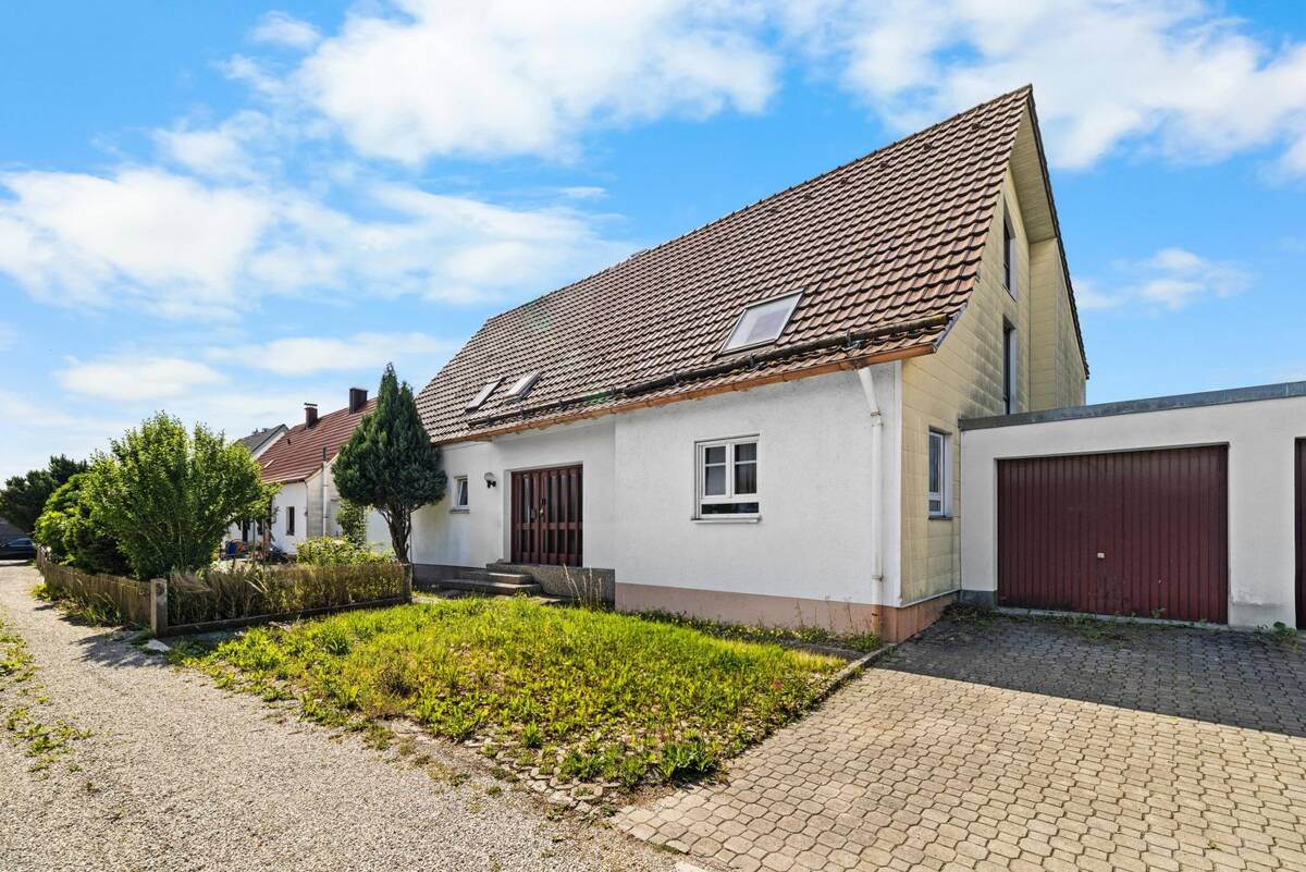 Großzügige Maisonettewohnung mit Fernblick, Balkon und Gartenanteil in Dasing! – 86453 Dasing – Bild 1 von 9