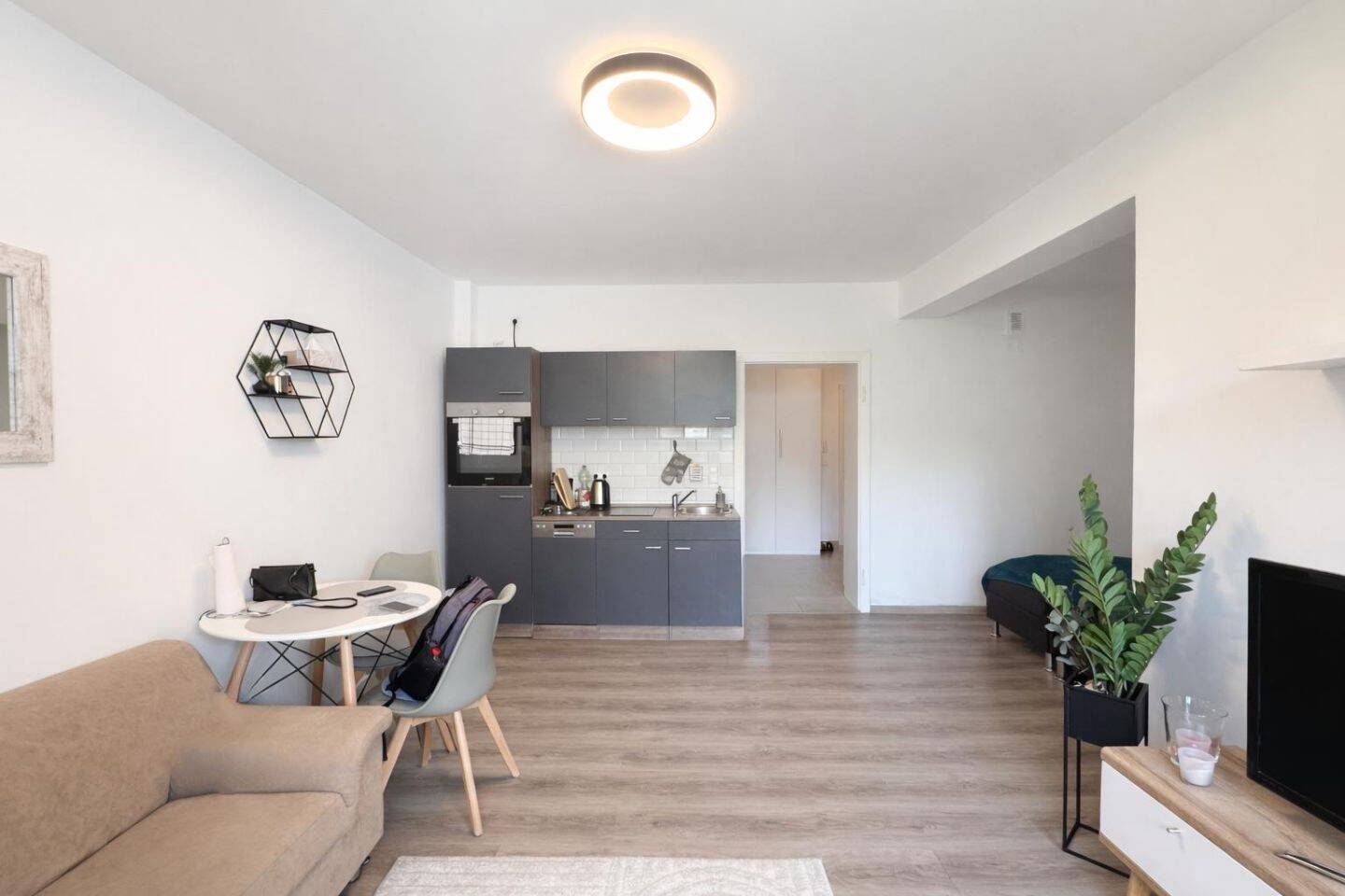 Bezugsfreie, möblierte 1,5-Zimmer-Wohnung mit Balkon in Düsseldorf-Derendorf - stilvoll saniert – Düsseldorf – Vorschaubild 2