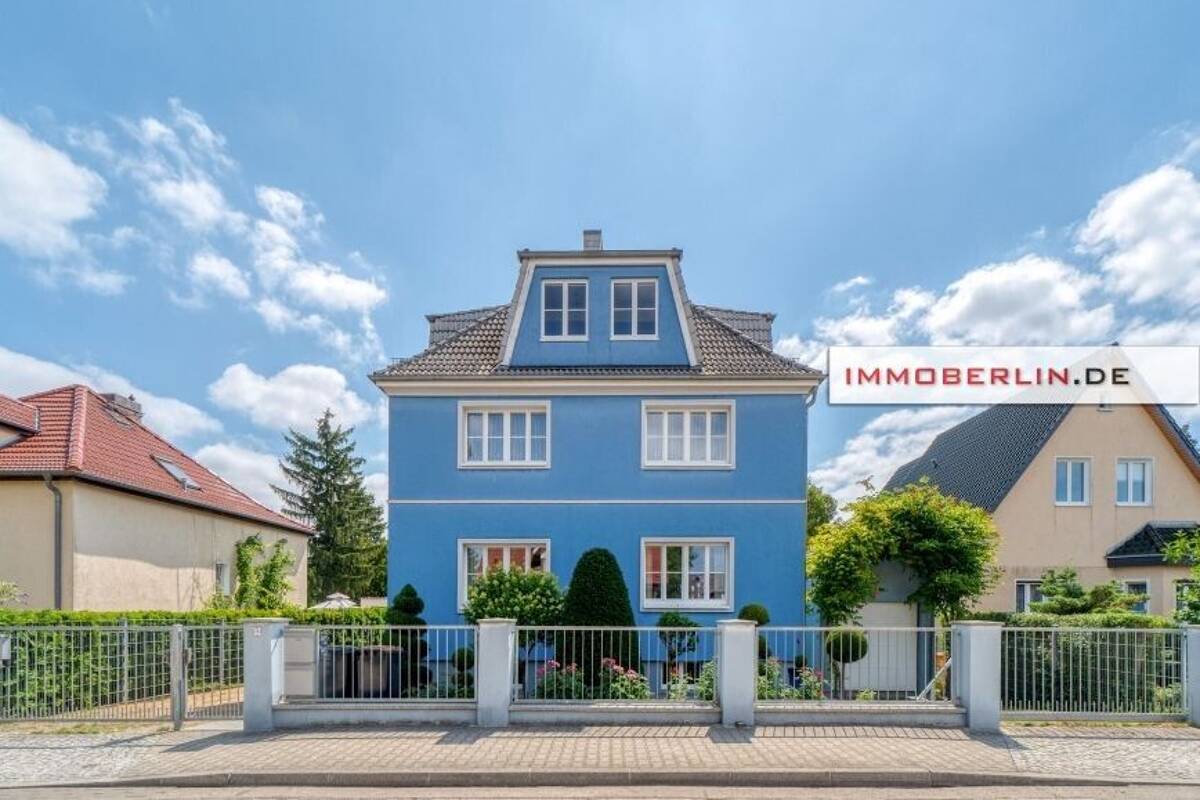 IMMOBERLIN.DE - Freistehend! Sehr gepflegtes Mehrfamilienhaus nahe BER & WISTA – 12437 Berlin – Bild 1 von 9