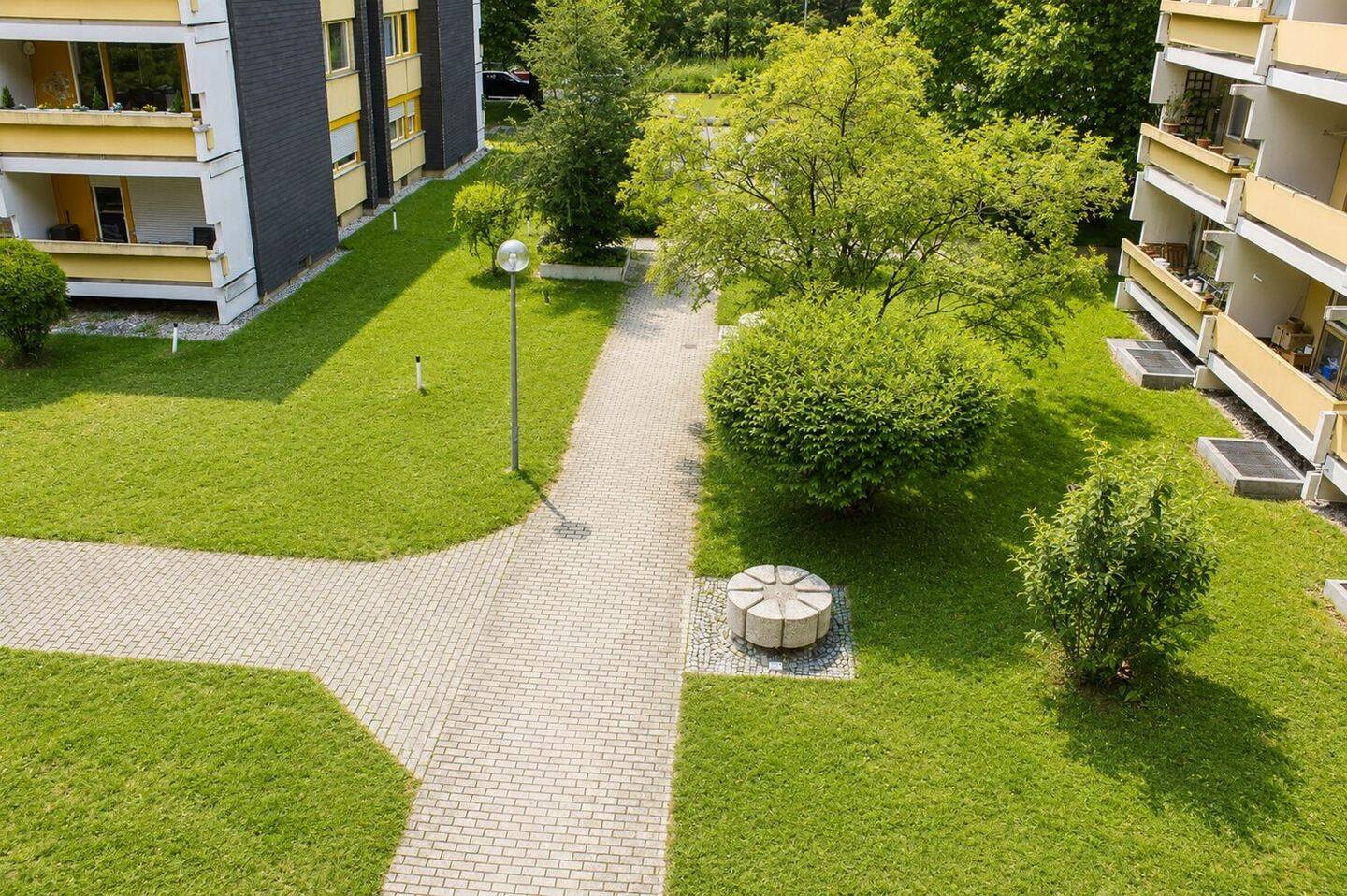 Helles Apartment mit großzügigem Balkon mit Blick ins Grüne – München – Vorschaubild 4