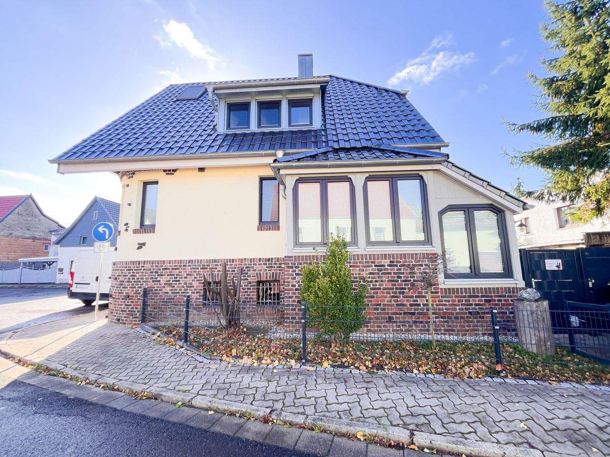 Schönes Einfamilienhaus mit Solaranlage und Fußbodenheizung! PROVISIONSFREI – Bad Frankenhausen/Kyffhäuser – Bild 1 von 9