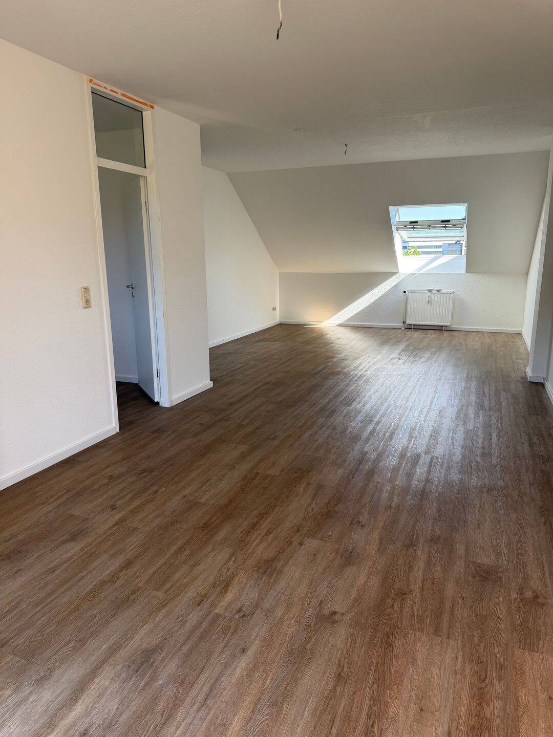 Helle Dachgeschosswohnung mit Balkon und schöner Aussicht – Saarbrücken – Vorschaubild 2