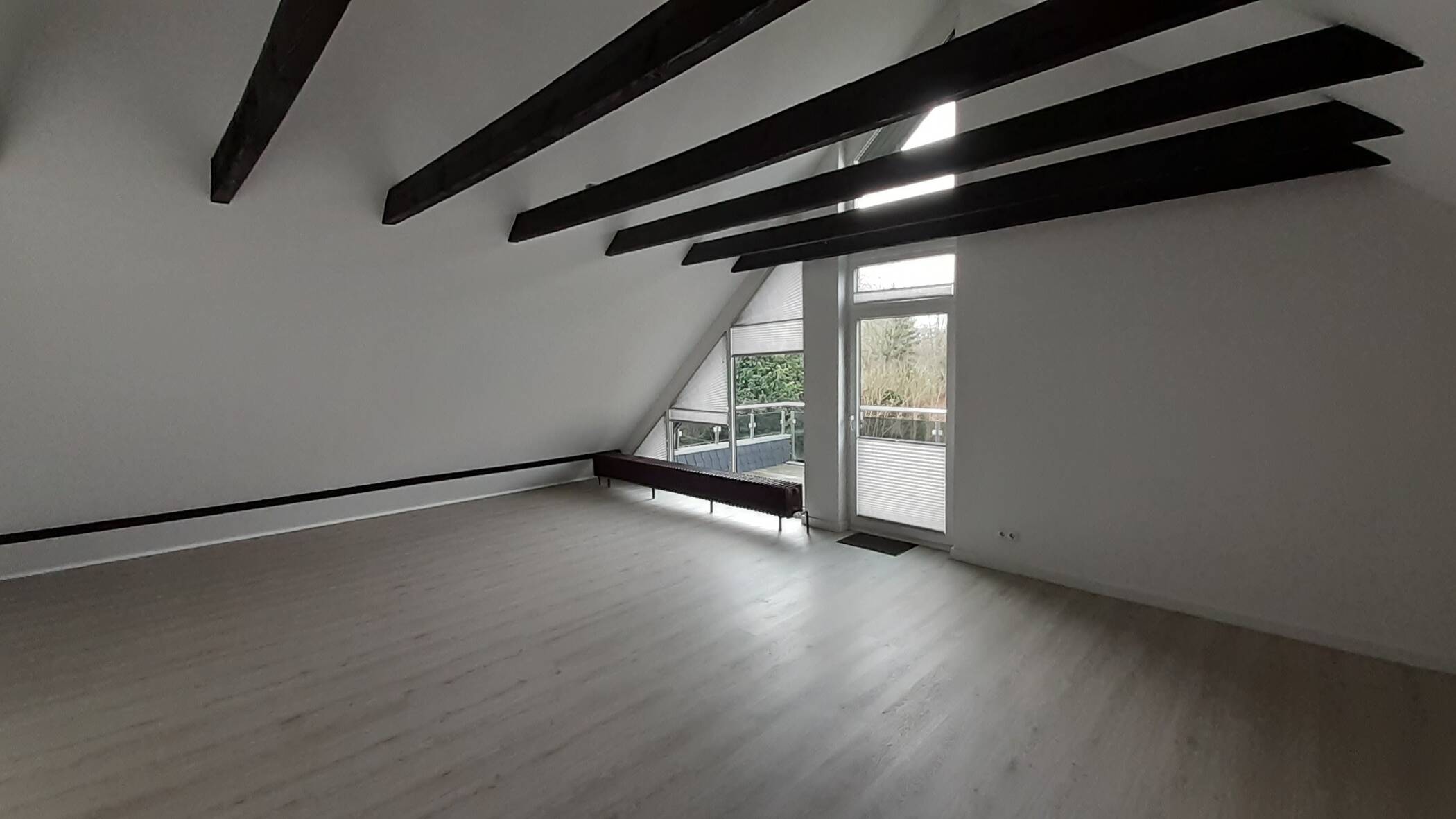 Außergewöhnliche 2,5-Zimmer-Wohnung mit großzügiger Dachterrasse, Einbauküche und stilvollem Wohnambiente – Bremen – Vorschaubild 5