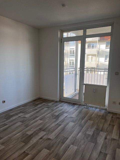 Sehr schöne gepflegte 1-Raumwohnung mit Einbauküche und Balkon in Magdeburg-Reform- Uni Nähe zu vermieten – Magdeburg – Bild 1 von 9