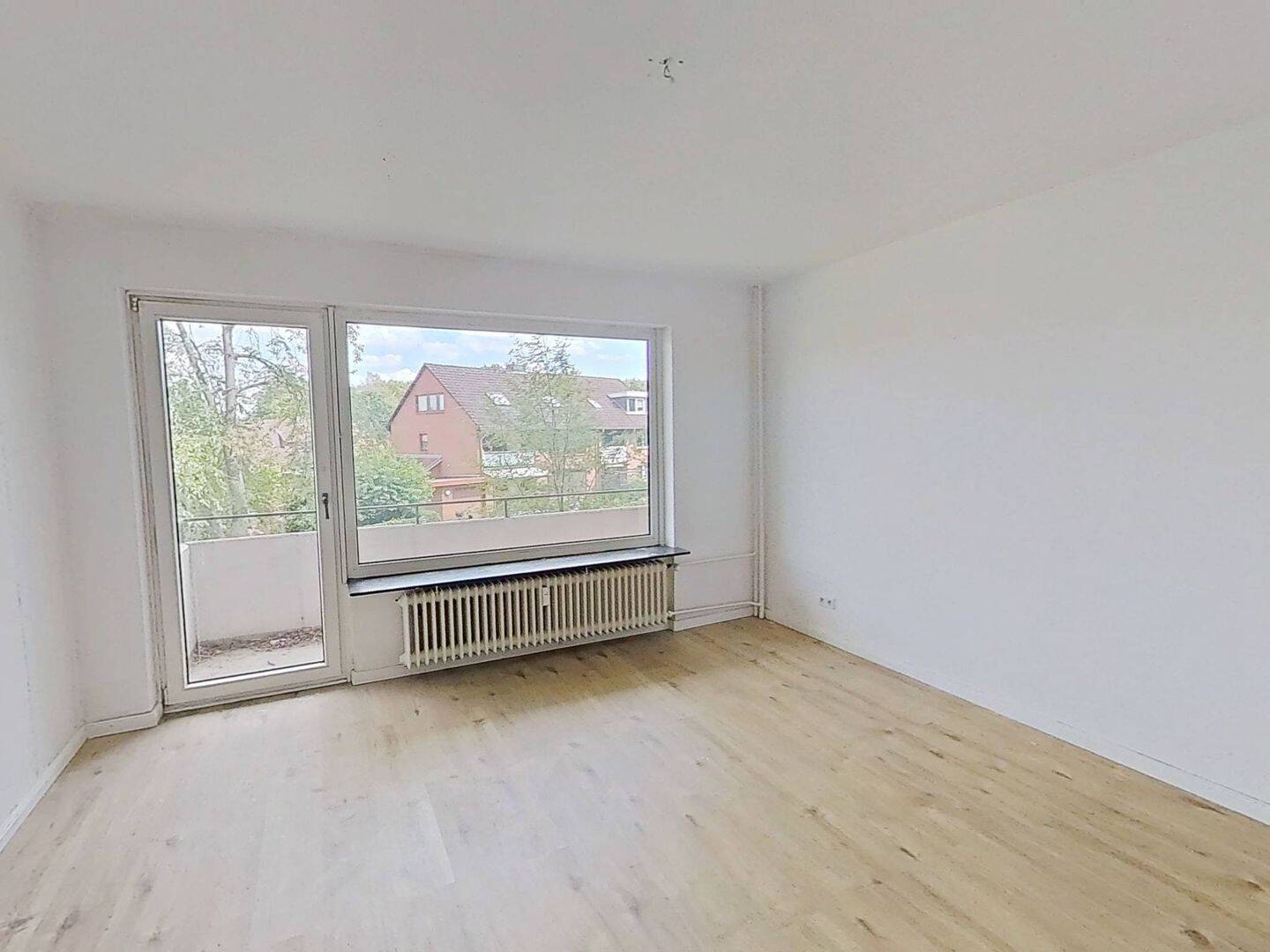 FRISCH SANIERT: Lichtdurchflutete 3-Zi.-Whg. mit BALKON, EBK und viel Komfort