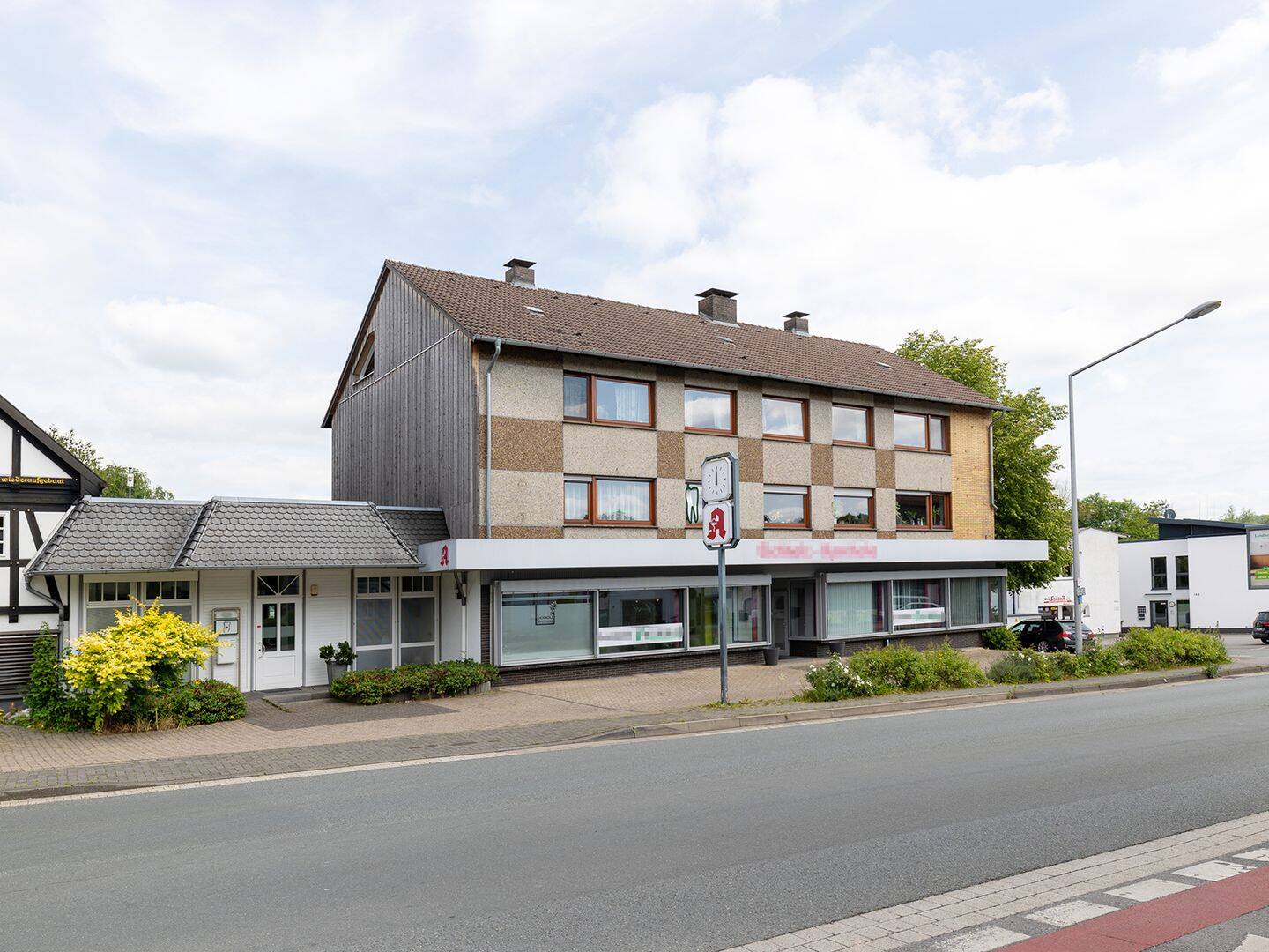 Für Investoren & Unternehmer: Solides Mehrparteienhaus mit Gewerbeanteil in Detmold – Detmold – Bild 1 von 9