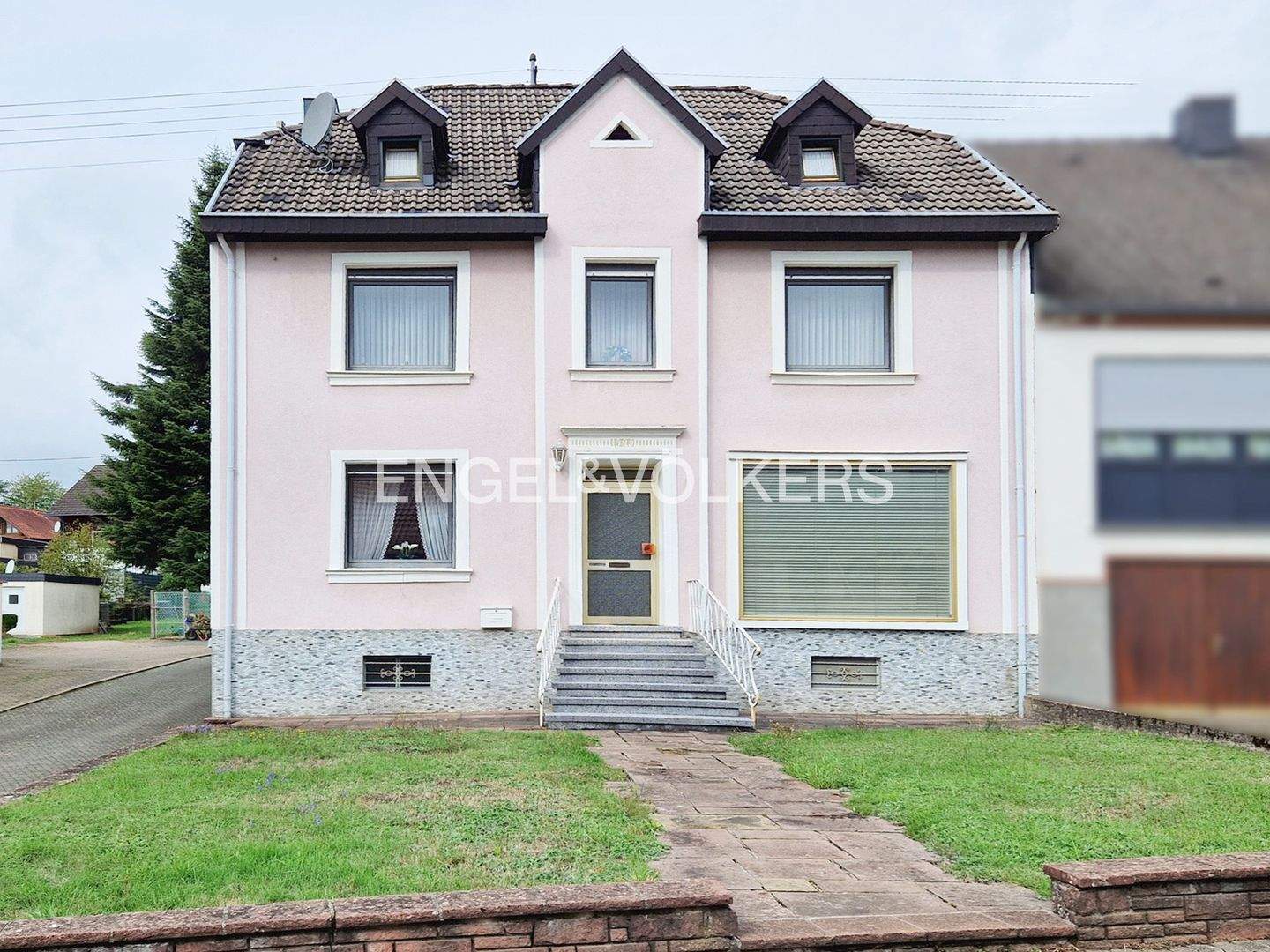 Einfamilienhaus plus Nebengebäude - ideal für Wohnen, Arbeiten und Familie – Weiskirchen – Bild 1 von 9
