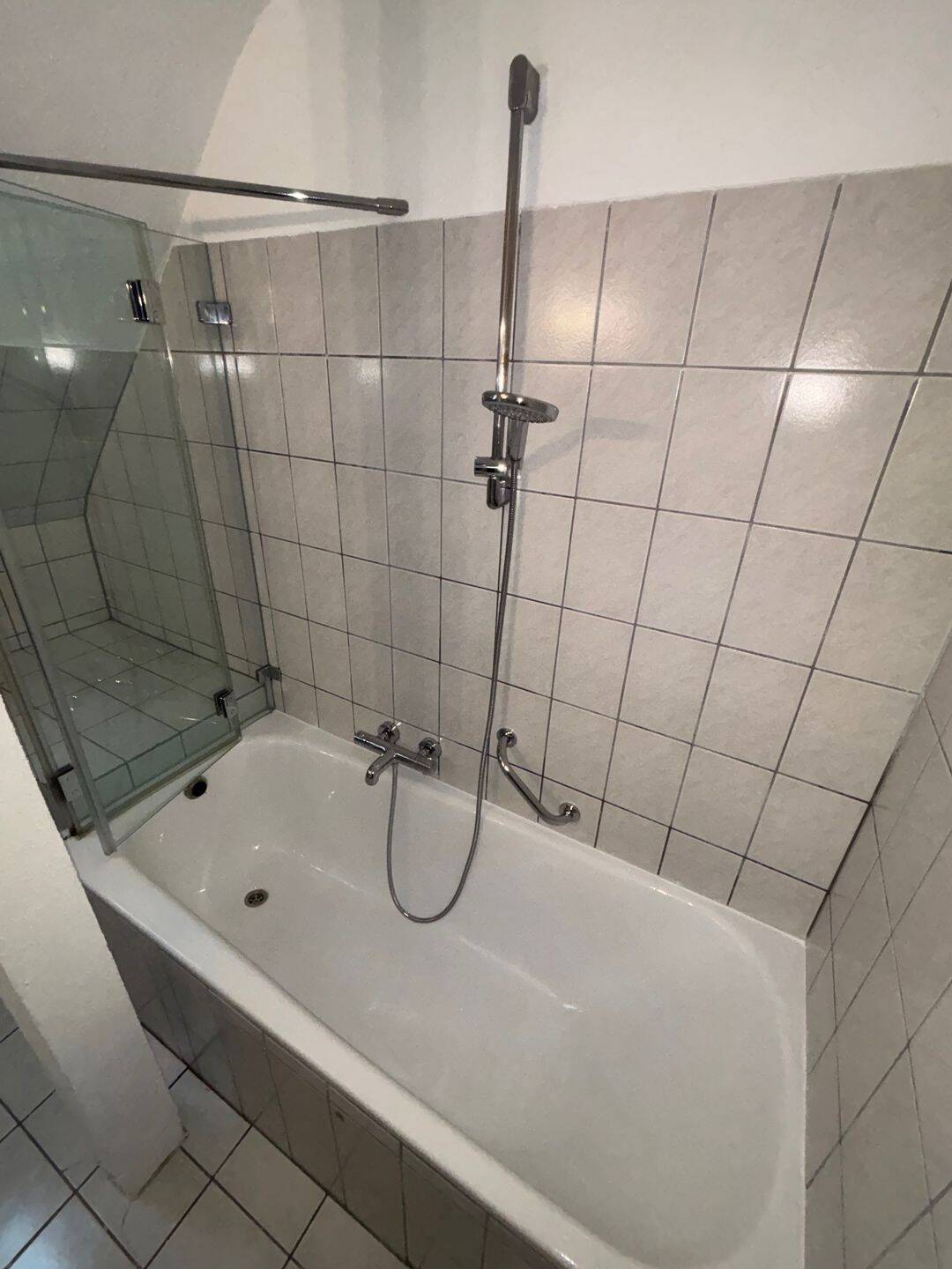 WG-Zimmer in frisch renovierter heller Dachgeschosswohnung in bester Lage – Stuttgart – Vorschaubild 4