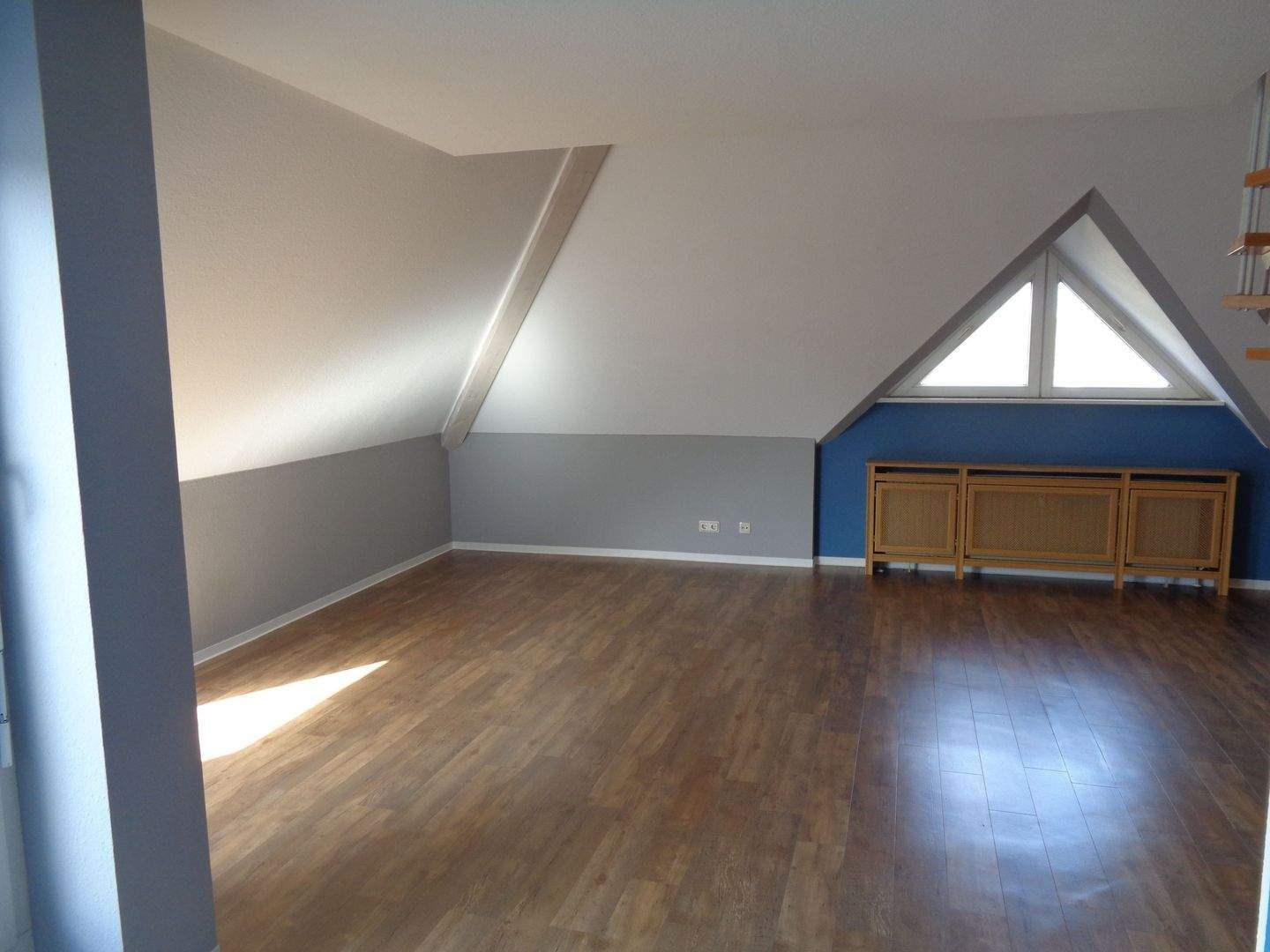 Sofort beziehbare, großzügige, 1 1/2 Zi. Dachgeschoss (3. OG) - Gallerie - Wohnung in zentraler Lage in Stuttgart - Mühlhausen – Stuttgart – Vorschaubild 2
