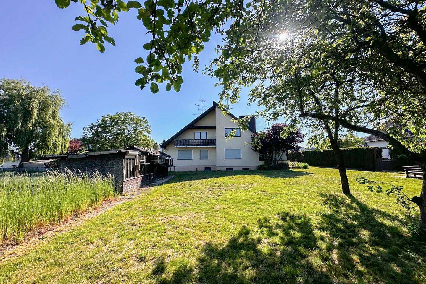 Großzügiges Zweifamilienhaus mit Traumgarten, Balkon, Wintergarten & Doppelgarage
