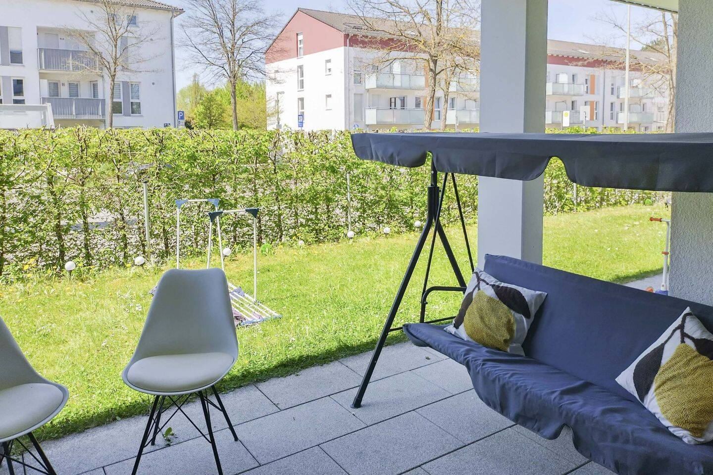 Familienfreundliche 4-Zimmer-Gartenwohnung mit edler Ausstattung und großem Privatgarten – Augsburg – Bild 1 von 9