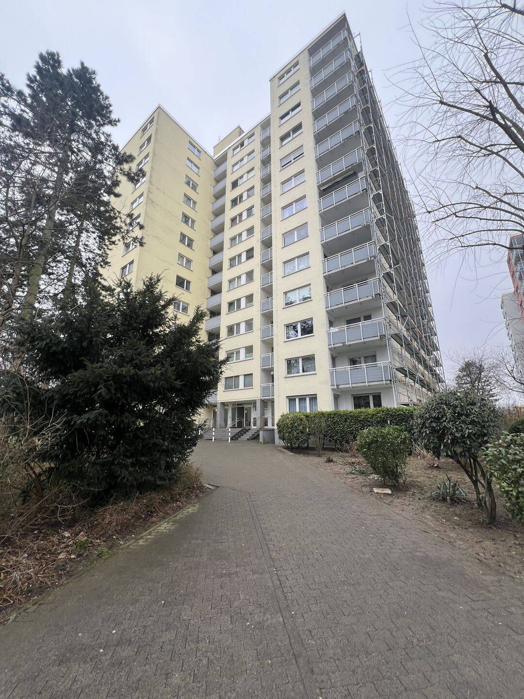 Gepflegte 3-Zimmer-Erdgeschosswohnung mit Balkon in ruhiger Feldrandlage - Top Wohnanlage – Steinbach – Bild 1 von 9