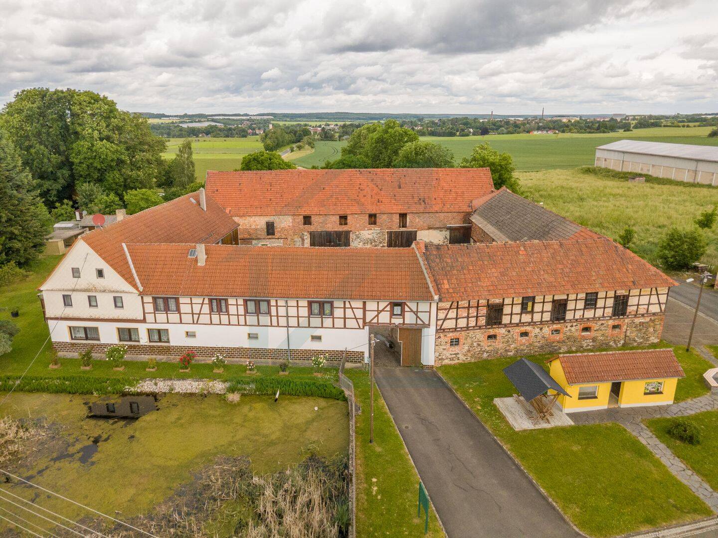 Wohnen, Arbeiten & Hobby im XXL-Format: Historischer Vierseitenhof mit riesigem Potenzial