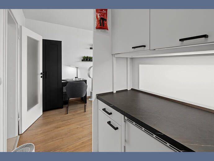 Möbliert: Frisch renoviert: 1-Zimmer Wohnung mit Wintergarten – München – Vorschaubild 7
