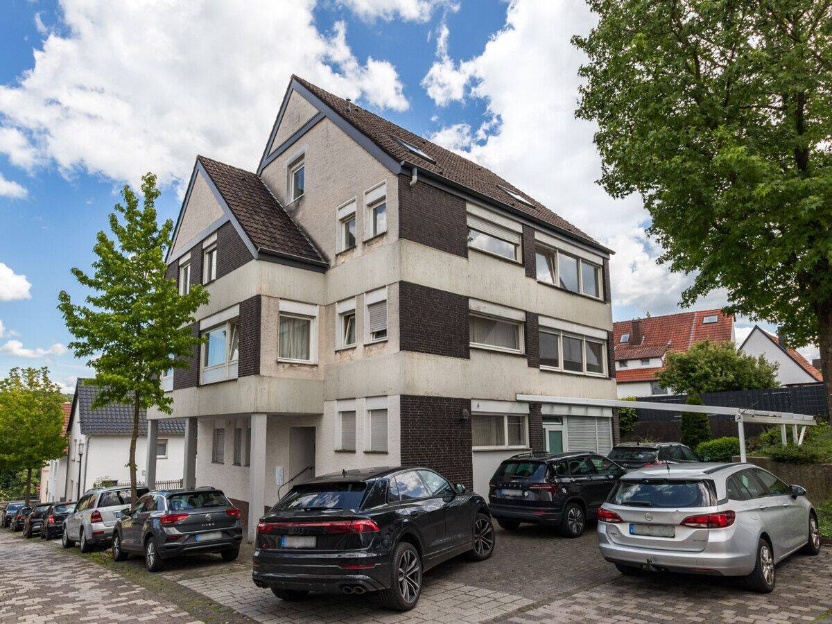 MODERNISIERTE 2,5-ZIM-WOHNUNG MIT NEUER EINBAUKÜCHE, GEMEINSCHAFTSGARTEN, STELLPLATZ (KEIN BALKON)