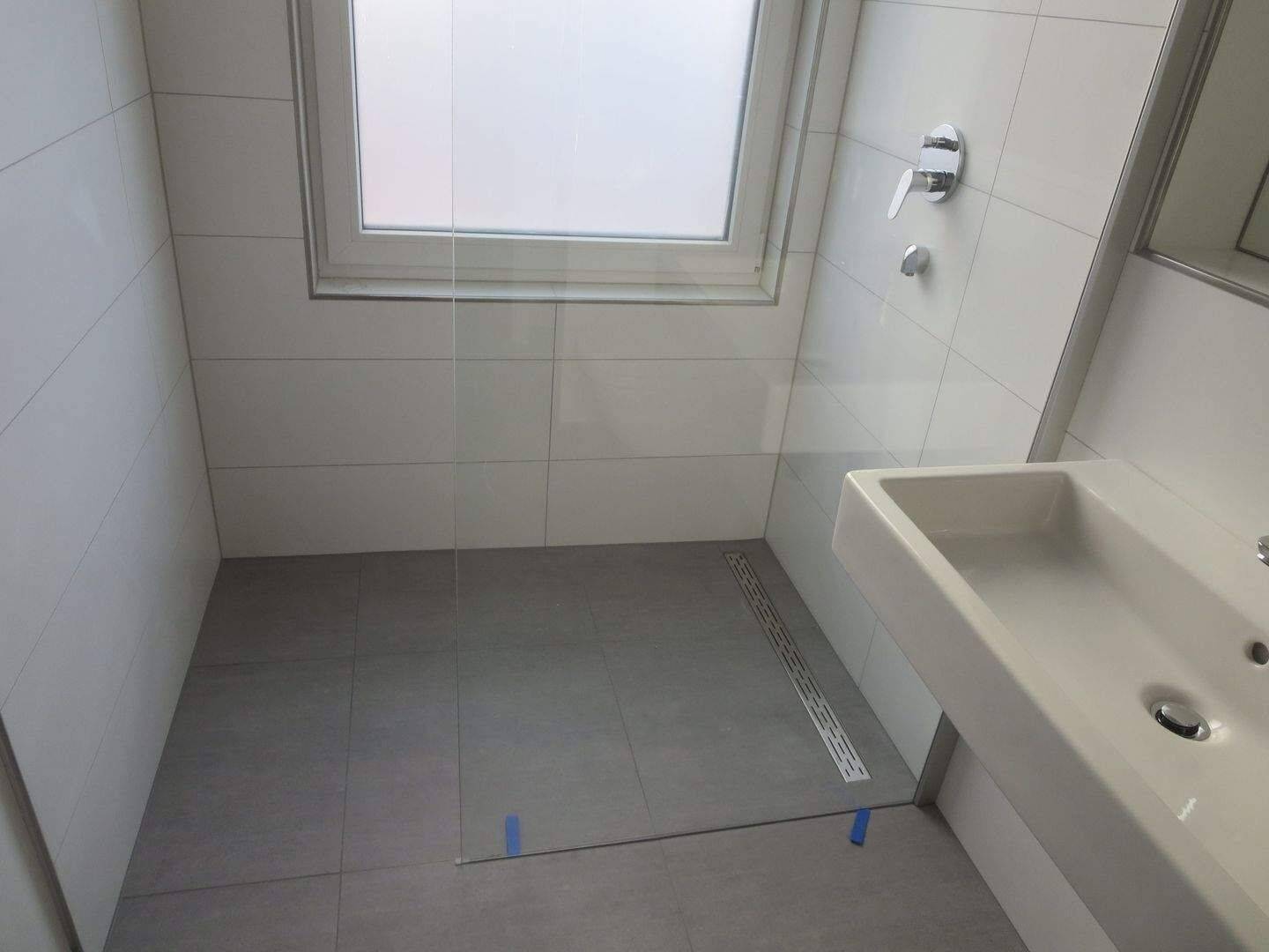 aufwendig kernsanierte 2-Zimmer-Erdgeschoss-Wohnung mit repräsentativer Einbauküche (hochmodernes Bad, Fußbodenheizung, etc.) – Stuttgart – Vorschaubild 8