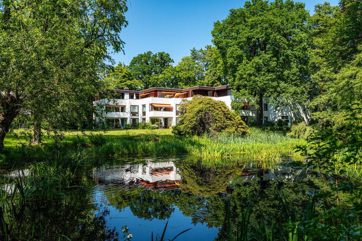 Kernsanierte Wohnung, eingebettet im hauseigenen Park mit Teich, Tennis- und Spielplatz – 22587 Hamburg – Bild 1 von 9