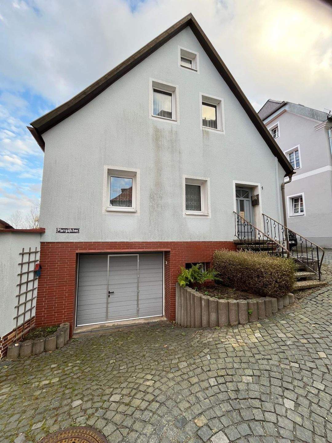 RESERVIERT - Großzügiges Wohnhaus mit Dachterrasse, Garten und 2 Garagen-Stellplätzen – Weidenberg – Bild 1 von 9