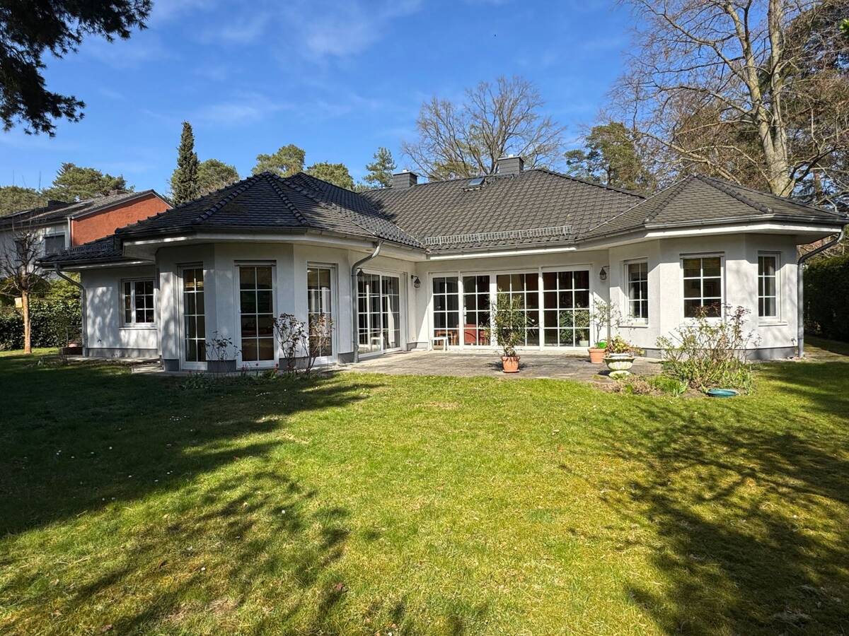 Stilvoller und lichtdurchfluteter Bungalow mit Doppelgarage in Berlin-Schlachtensee – 14129 Berlin – Bild 1 von 6