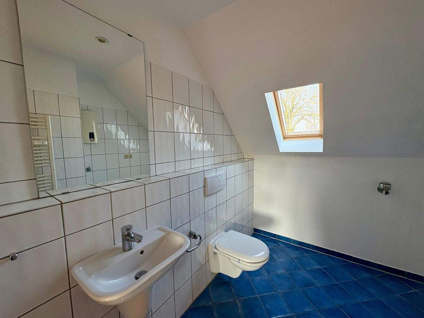 Gemütliche und top geschnittene 2 Zimmer Wohnung mit Balkon im 3 Parteienhaus ! Traumhaftes Wohnen direkt am Grenzlandstadion und Fachhochschule ! – Mönchengladbach – Vorschaubild 8
