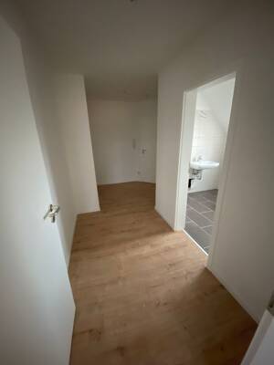 Zeitgemäß wohnen in Halle-Seeben – Sanierte Dachgeschosswohnung mit guter Anbindung – 6118 Halle (Saale) – Vorschaubild 2