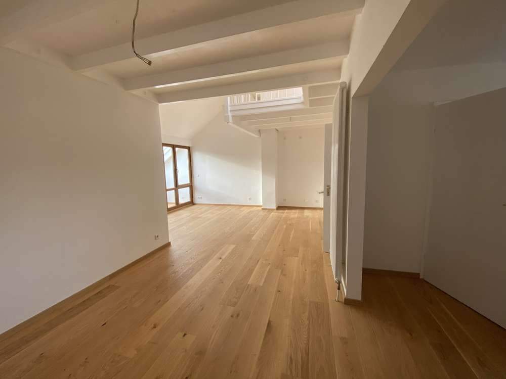 Stilvolle Maisonette-Dachgeschosswohnung mit Wintergarten, Galerie, Aufzug & TG-Stellplatz – Nürnberg – Vorschaubild 2