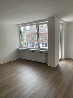Top Lage in Heerdt - Top Wohnung - sehr gut geschnittene 4-Zimmer Wohnung - neue Küche – 40549 Düsseldorf – Vorschaubild 2
